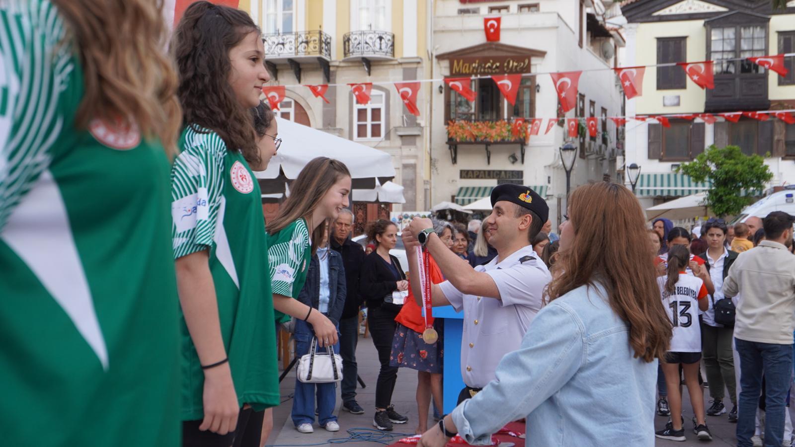 Çeşme’de 17. Yarımada Spor Oyunları’nda  ödüller sahiplerini buldu